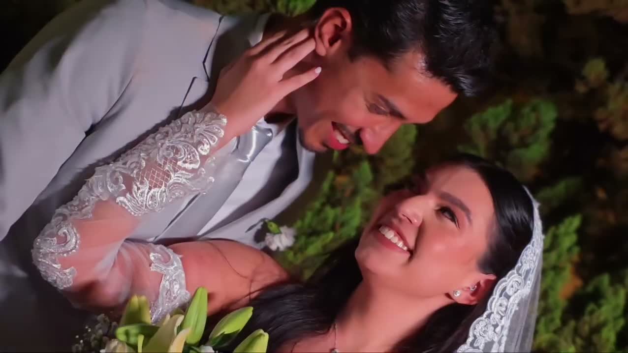 Casal se emocionando durante a cerimônia de casamento