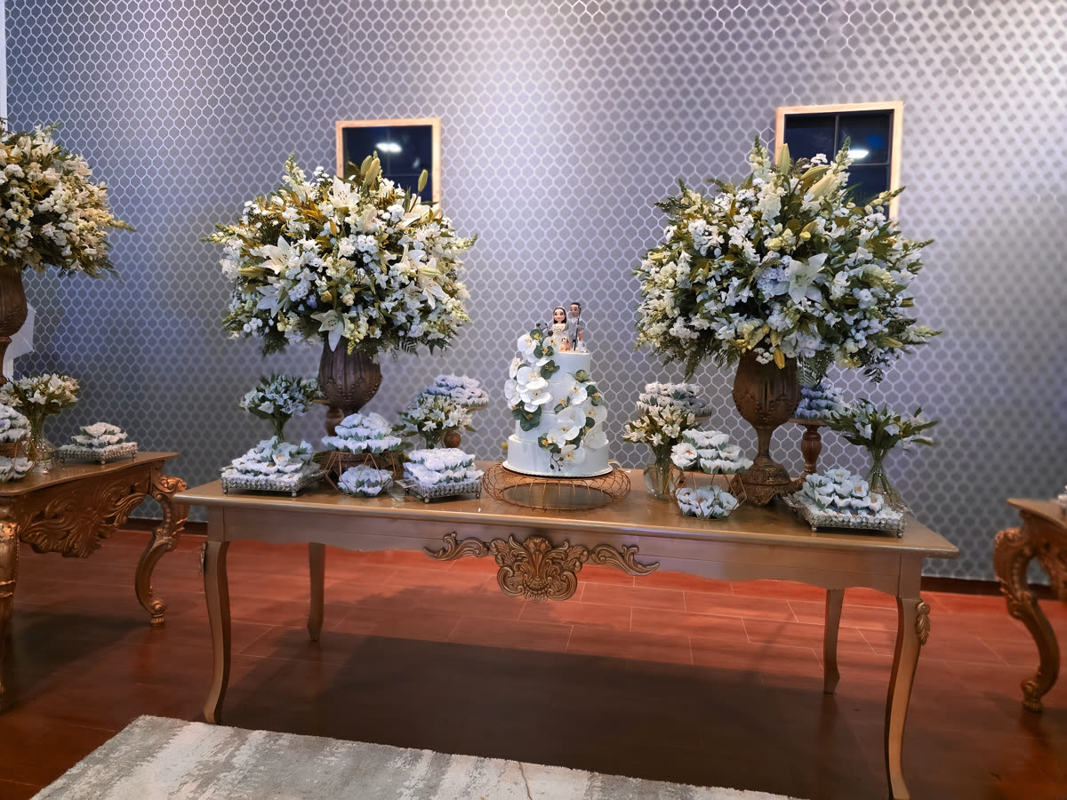 Mesa de bolo decorada para a recepção do casamento