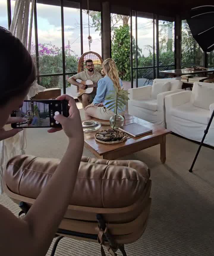 Bastidores de um ensaio pré wedding ao ar livre
